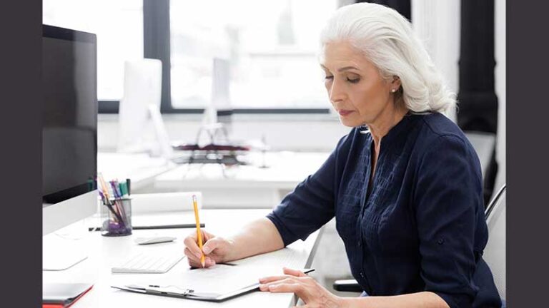 Renciści i emeryci od czerwca będą mogli więcej dorobić