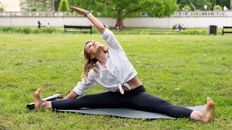 Otwarte plenerowe zajęcia jogi od 22 czerwca do końca wakacji, w Dolnym Ogrodzie Pałacu Branickich (przy fosie), poprowadzi Anna Chomczyk