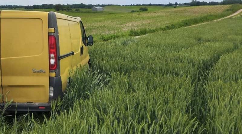 Pijany 55-latek samochodem niszczył uprawy sąsiada