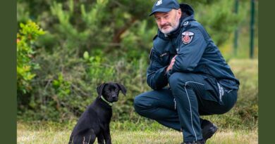 Labradorka Zora i jej przewodnik Grzegorz, funkcjonariusz podlaskiej KAS
