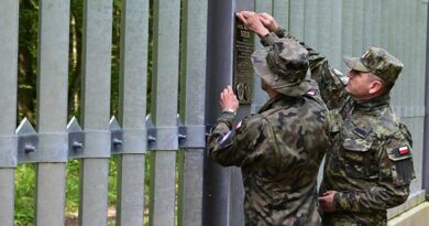 Pamiątkowa tablica w rocznicę śmierci sierżanta Mateusza Sitka