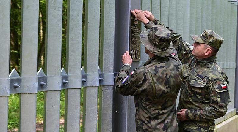 Pamiątkowa tablica w rocznicę śmierci sierżanta Mateusza Sitka