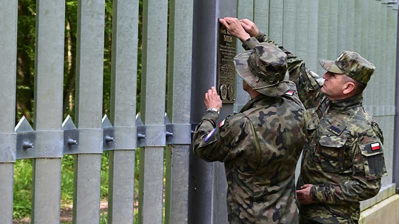 Pamiątkowa tablica w rocznicę śmierci sierżanta Mateusza Sitka