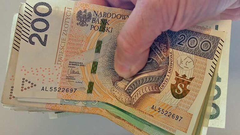 przelewał na swoje konto