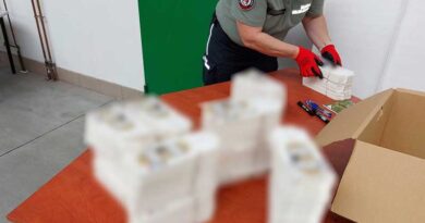 Podrobione opakowania z nielegalnie naniesionymi znakami towarowymi znanej marki tytoniowej, ujawnili w skontrolowanej ciężarówce, funkcjonariusze Podlaskiej KAS.