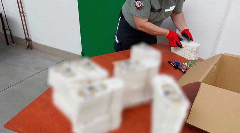Podrobione opakowania z nielegalnie naniesionymi znakami towarowymi znanej marki tytoniowej, ujawnili w skontrolowanej ciężarówce, funkcjonariusze Podlaskiej KAS.