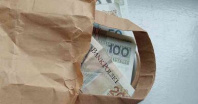 uwierzyła w historię oszusta udającego policjanta