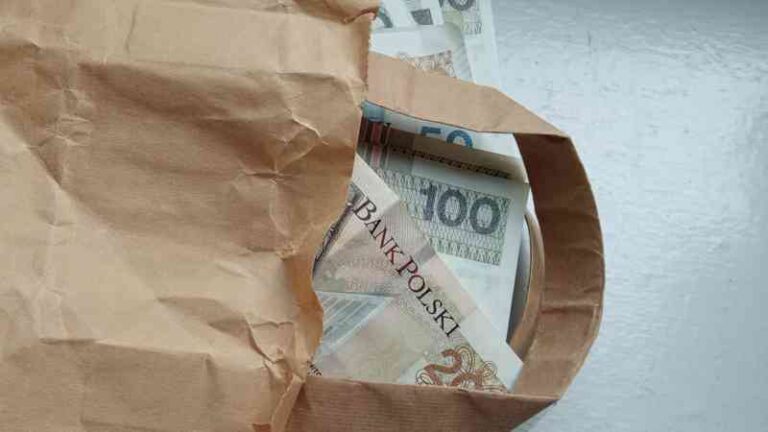 uwierzyła w historię oszusta udającego policjanta