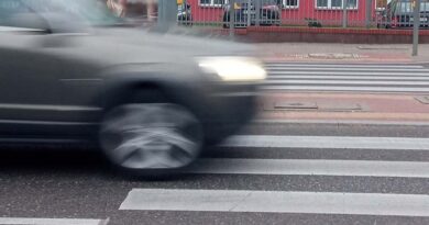 W Augustowie, na ulicę, wybiegł wprost przed jadący samochód 2 letni, bosy chłopiec.