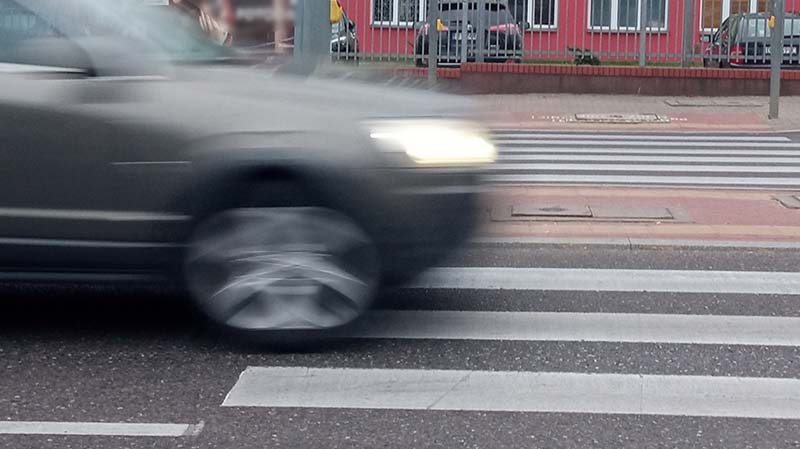 W Augustowie, na ulicę, wybiegł wprost przed jadący samochód 2 letni, bosy chłopiec.
