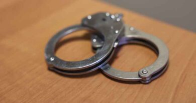 kradzież portfela 81-letniemu seniorowi - kajdanki