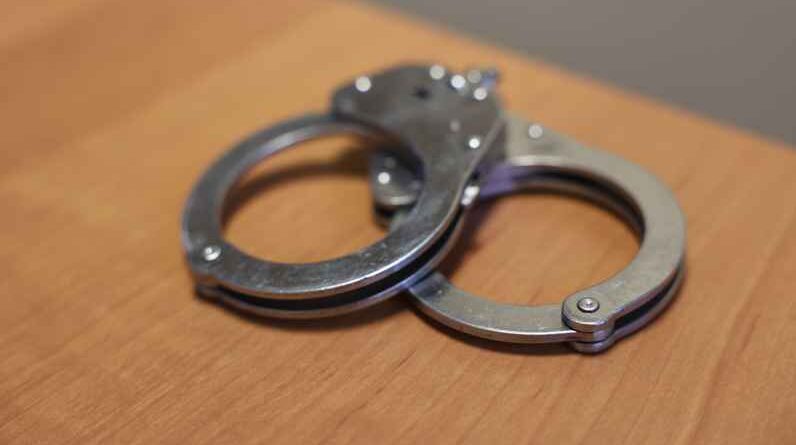 kradzież portfela 81-letniemu seniorowi - kajdanki