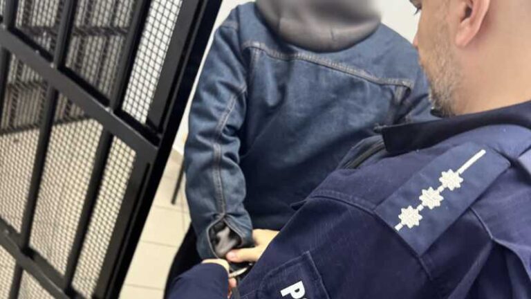 z nożem w ręku groził swoim sąsiadom