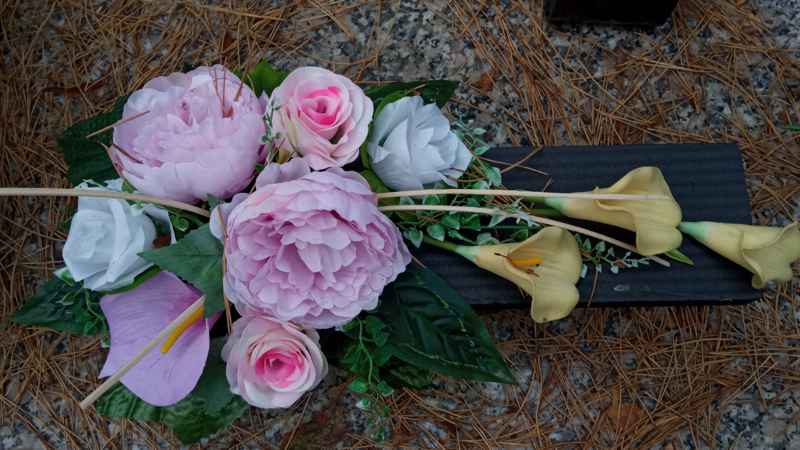 Czy 1 listopada na cmentarzach pamięta się jeszcze o zmarłych?