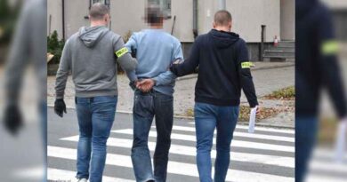 dusił opiekunkę swojej matki