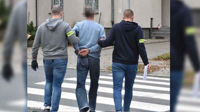 dusił opiekunkę swojej matki