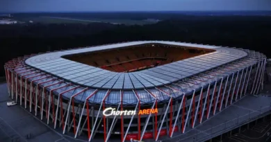 Chorten Arena w biało-czerwonych kolorach