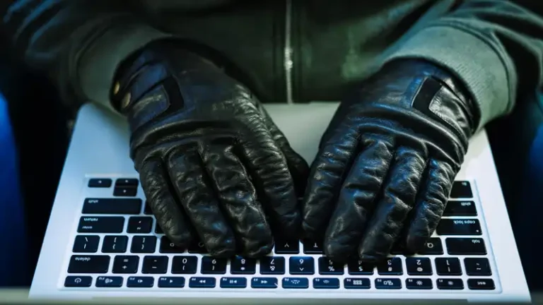 Oszuści rozsyłają fałszywe wiadomości mailowe zatytułowane „Oświadczenie ZUS”.