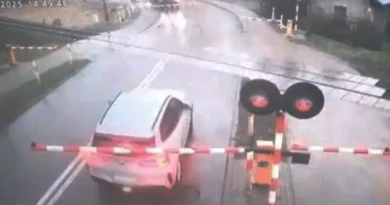 Wjechała na przejazd kolejowy , lekceważąc sygnały ostrzegawcze