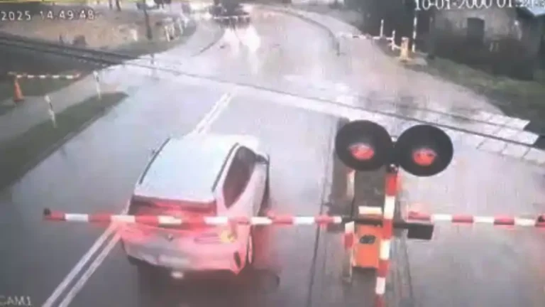 Wjechała na przejazd kolejowy , lekceważąc sygnały ostrzegawcze