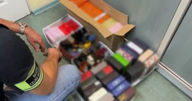 Podróbki odzieży, galanterii i perfum, oferowane do sprzedaży na warszawskim bazarze, trafiły w ręce mundurowych z podlaskiej KAS