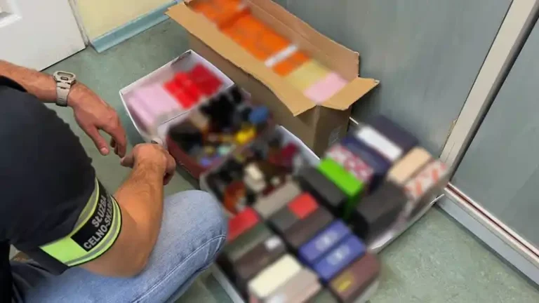 Podróbki odzieży, galanterii i perfum, oferowane do sprzedaży na warszawskim bazarze, trafiły w ręce mundurowych z podlaskiej KAS
