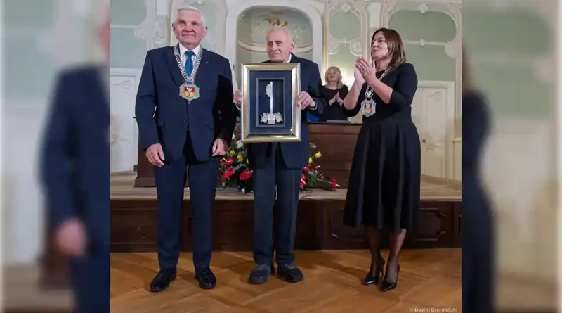 doktor Tadeusz Borowski-Beszta odebrał akt nadania Honorowego Obywatelstwa Miasta Białegostoku.