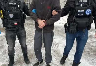 atak z nożem na policjantów