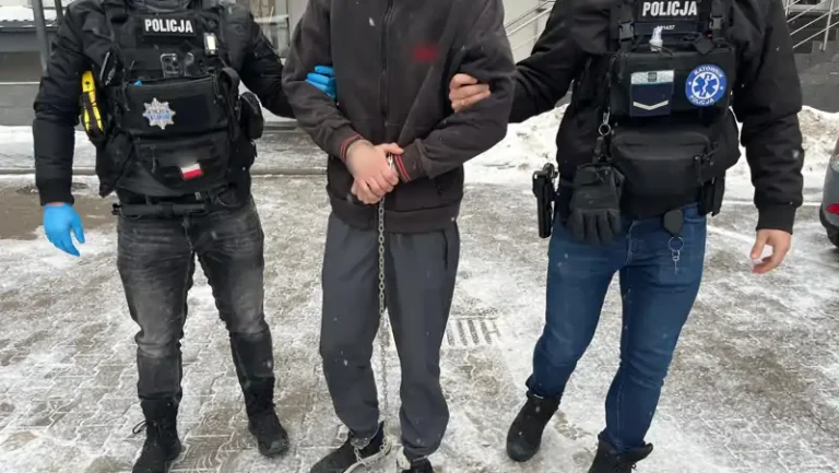 atak z nożem na policjantów