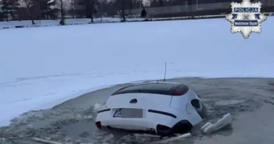 Ryzykowali żeby nagrać filmik - 45-latek samochodem jeździł po zamarzniętym zbiorniku wodnym, a 29-latek to nagrywał telefonem.