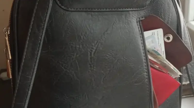 Kieszonkowiec złapany w autobusie na kradzieży portfela