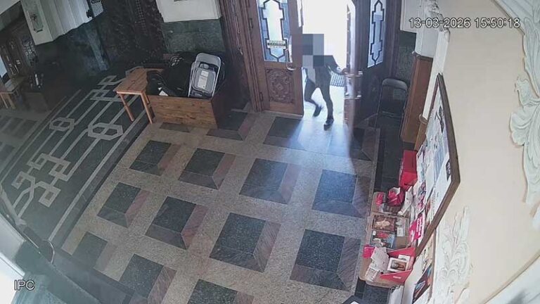 Opluwał ołtarz i rzucił krzyżem w tabernakulum