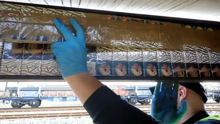 Papierosy ukryte w podwoziu jednego z wagonów pociągu towarowego jadącego z Białorusi do Polski