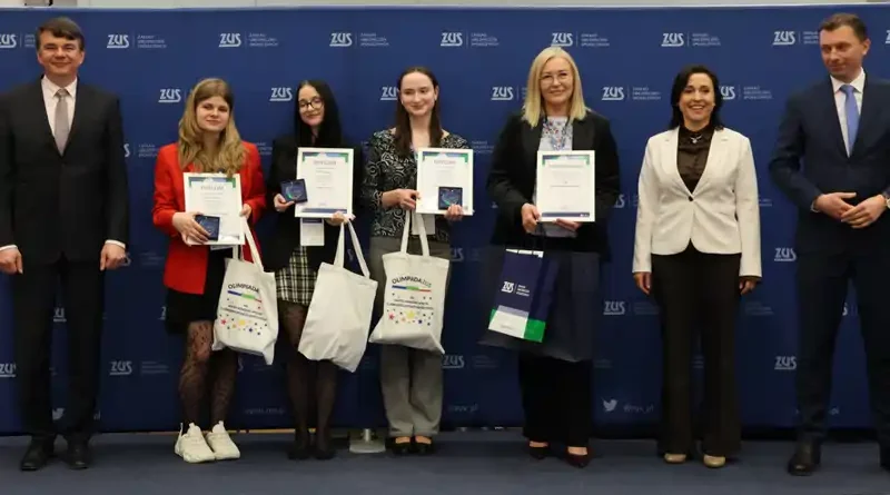 Klaudia Sienkiewicz, Magda Pojawa i Marlena Izabela Dębska z Zespołu Szkół nr 4 w Suwałkach zdobyły trzecie miejsce w Olimpiadzie ZUS