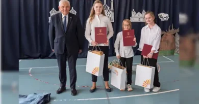 Kornelia Bielach, Jacek Kowalczyk i Eliza Dobrogowska, laureaci Primary Schools Art Competition, nagrodzeni przez prezydenta Białegostoku