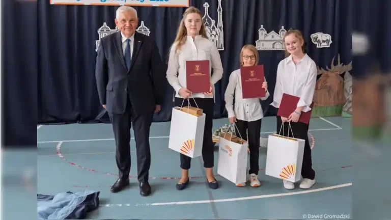 Kornelia Bielach, Jacek Kowalczyk i Eliza Dobrogowska, laureaci Primary Schools Art Competition, nagrodzeni przez prezydenta Białegostoku