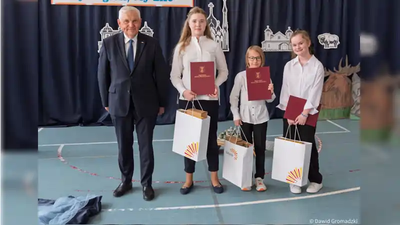 Laureaci Primary Schools Art Competition nagrodzeni