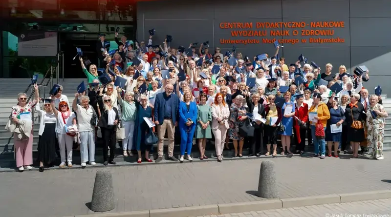 Białostoccy seniorzy odebrali dyplomy ukończenia zajęć
