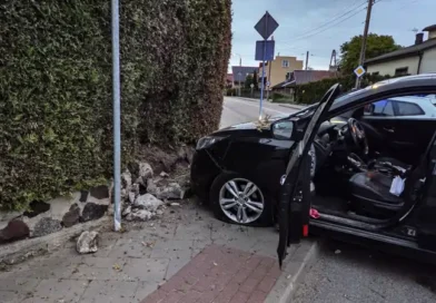 Prowadził auto na podwójnym gazie i uderzył w ogrodzenie