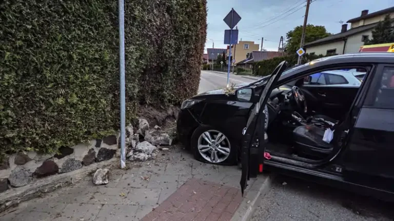 Prowadził auto na podwójnym gazie i uderzył w ogrodzenie