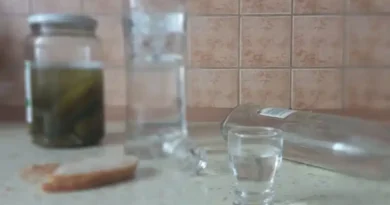 znęcała się nad mężem rzucając w niego różnymi przedmiotami, wcześniej razem pili alkohol
