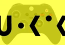 Dwaj youtuberzy gamingowi, z zarzutami UOKiKu, za prowadzenia agresywnych praktyk reklamowych kierowanych do dzieci. „Grafika nagłówkowa: kontroler do gier z przyciskami 'Kup Hit' oraz logo UOKiK na żółtym tle”
