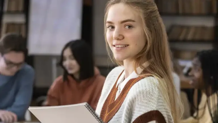 Foto przedstawia studentkę. Co zrobić by renta rodzinna przysługiwała przyszłemu studentowi także we wrześniu?