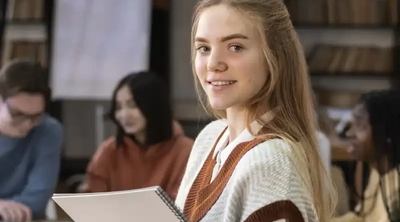Foto przedstawia studentkę. Co zrobić by renta rodzinna przysługiwała przyszłemu studentowi także we wrześniu?