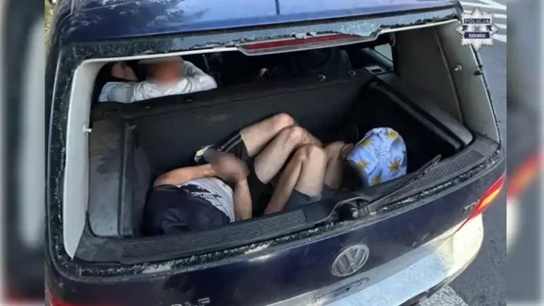 Na zdjęciu: 2 osoby podróżujące w bagażniku VW Golfa. „Hardcorowa jazda”