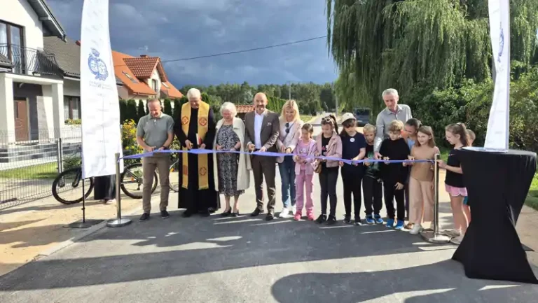 sąsiedzki piknik "Budujemy więzi" i symboliczne przecięcie wstęgi nowo wyremontowanego odcinka drogi w Ogrodnikach