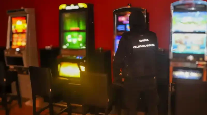 Mundurowi zabezpieczyli 6 automatów do gier